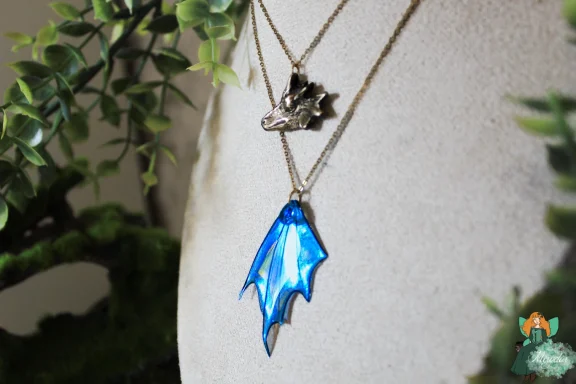 Collier double chaine avec tete de loup et pendentif aile de dragon bleue, format complet