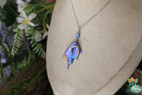 Petit pendentif aile de dragon bleue, chaine sur buste