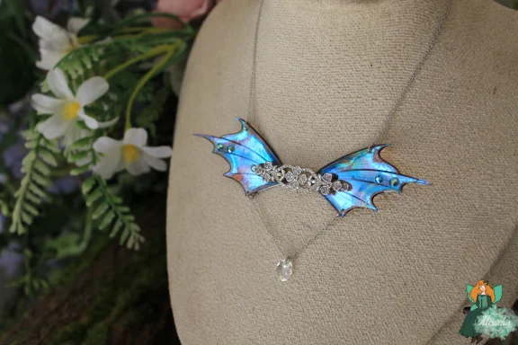 Broche aile de dragon bleue horizontale avec gemme pendante, petit format