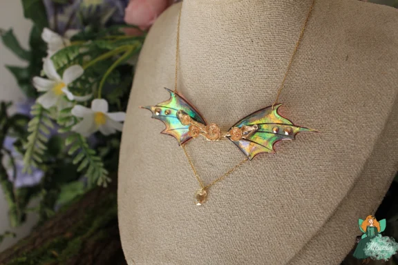 Pendentif aile verte orange, chaine doree sur buste