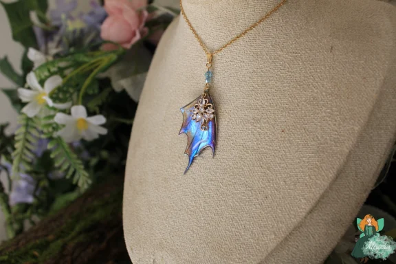 Pendentif aile de dragon bleue avec breloque flocon, chaine
