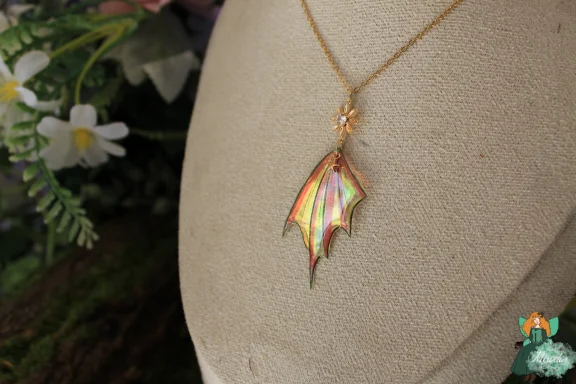 Pendentif aile de dragon orange rose avec breloque fleur doree