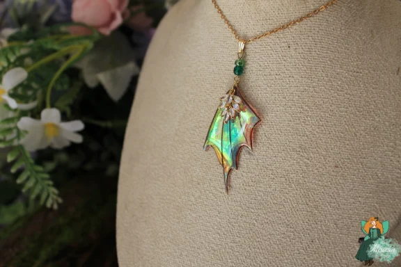 Pendentif aile de dragon verte avec breloque fleur doree, chaine