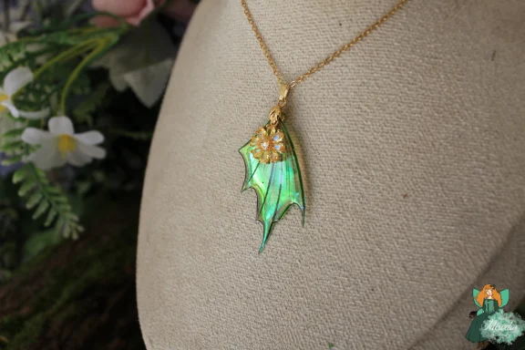 Pendentif aile de dragon verte avec breloque fleur doree, autre variante