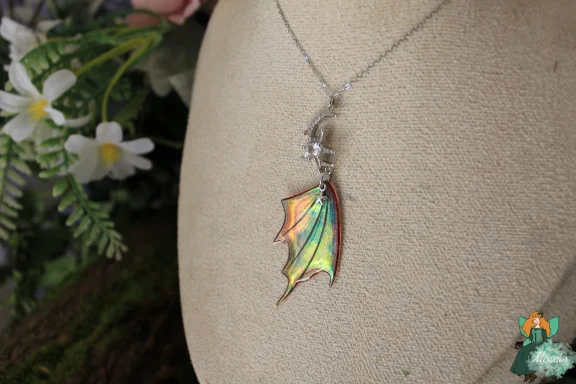 Pendentif aile de dragon verte bleue avec breloque dragon argentee, chaine