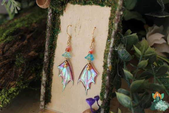 Boucles d'oreilles aile de dragon bleue violette avec perle ambre