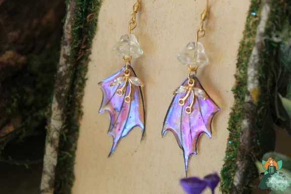 Boucles d'oreilles aile de dragon violette rose avec perles transparentes, dorees