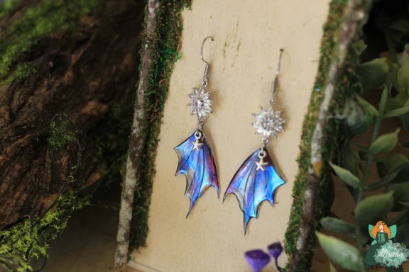 Boucles d'oreilles aile de dragon bleue violette avec puce etoile et perles