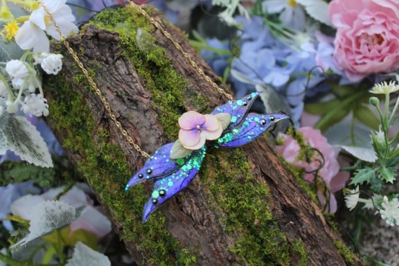 Petit pendentif aile de fee bleue violette avec fleur, chaine