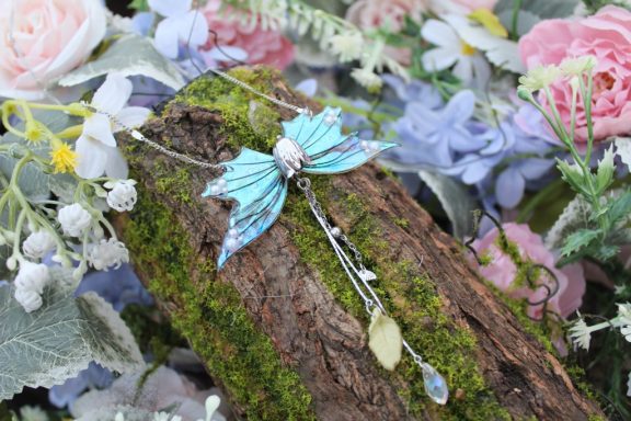 Pendentif aile de fee turquoise verte avec goutte pendante, chaine