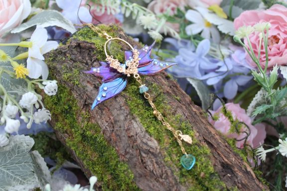 Pendentif aile de fee violette avec breloque doree ornee, chaine