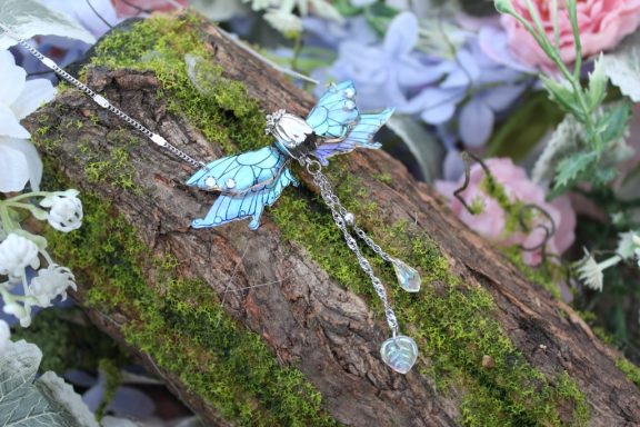 Pendentif aile de fee bleue turquoise, chaine sur mousse