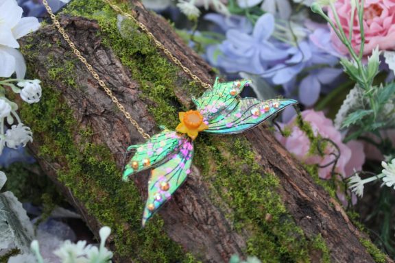 Pendentif aile de fee verte avec fleur orange, chaine