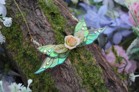 Pendentif aile de fee verte avec rose peche, chaine