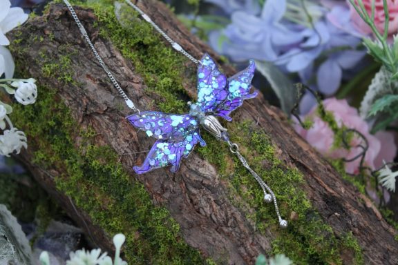 Pendentif aile de fee violette bleue avec goutte pendante, chaine