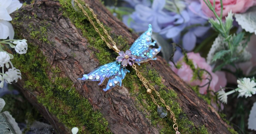 Pendentif aile de fee bleue pailetee, gros plan variante