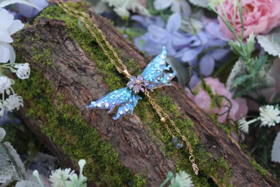 Pendentif aile de fee bleue pailetee, gros plan variante