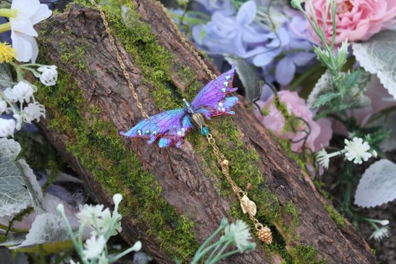 Pendentif aile de fee violette pailetee, chaine