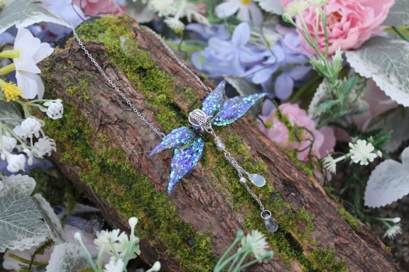 Pendentif aile de fee violette bleue pailetee avec goutte pendante