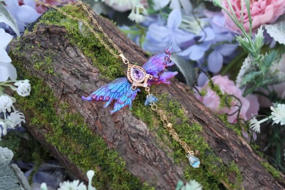 Pendentif aile de fee rose violette pailetee avec breloque, chaine