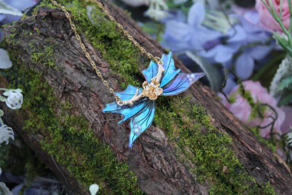 Pendentif aile de fee bleue pailetee avec breloque fleur, chaine