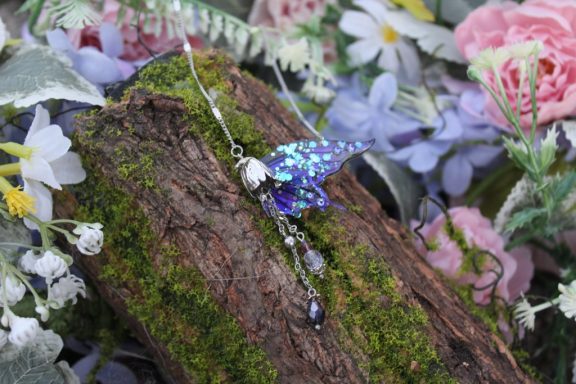 Pendentif aile de fee bleue pailetee avec goutte pendante, chaine variante