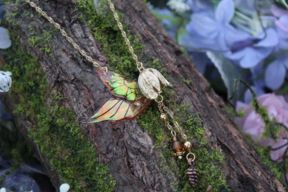 Pendentif aile de fee verte rose avec breloque fleur et perle ambre
