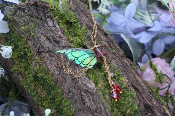 Pendentif aile de fee turquoise avec gemme rouge, double chaine