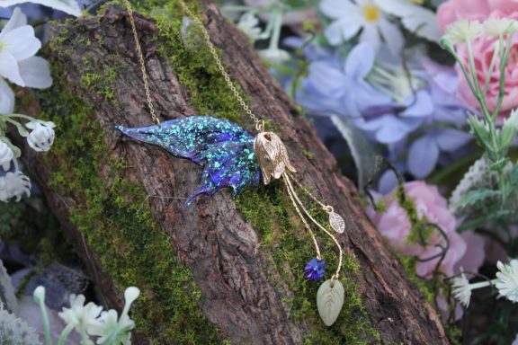 Pendentif aile de fee bleue pailetee avec breloque fleur et feuille pendante