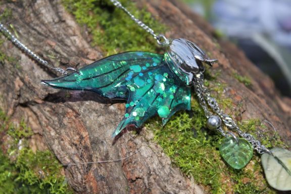 Pendentif aile de fee turquoise pailetee avec breloque fleur argentee et perle