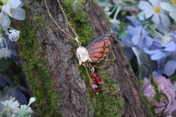 Pendentif papillon monarque orange avec breloque fleur et perles rouges