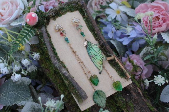 Boucles d'oreilles aile verte, presentees sur carte