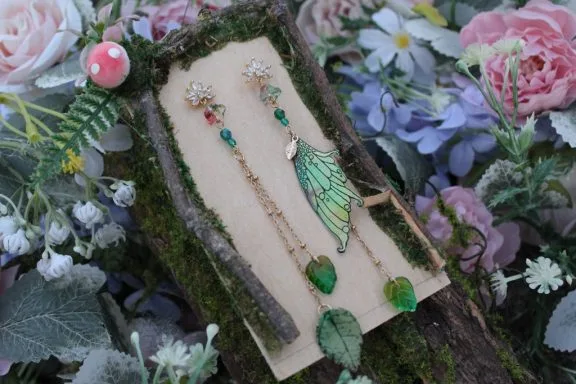 Boucles d'oreilles aile verte, presentees sur carte