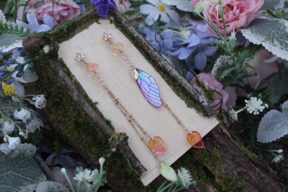 Boucles d'oreilles aile violette bleue avec perles ambre, sur carte