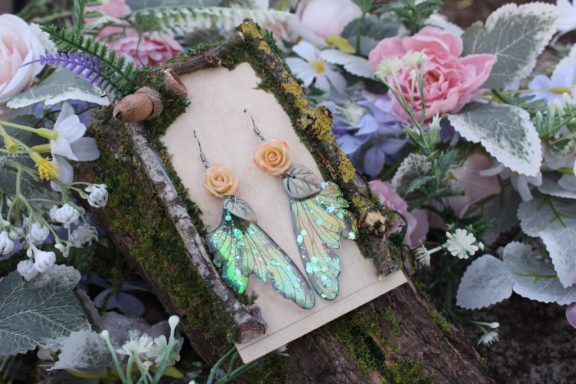 Boucles d'oreilles aile verte avec breloques roses, sur carte