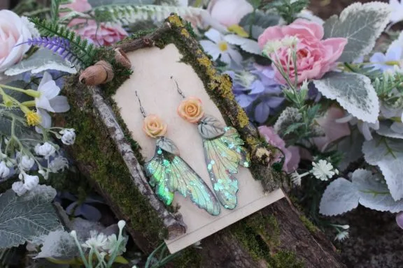 Boucles d'oreilles aile verte avec breloques roses, sur carte