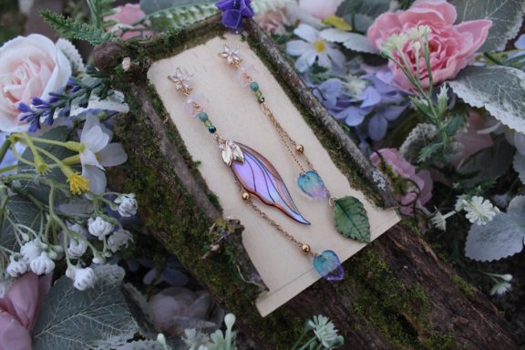 Boucles d'oreilles aile violette bleue avec perles, sur carte