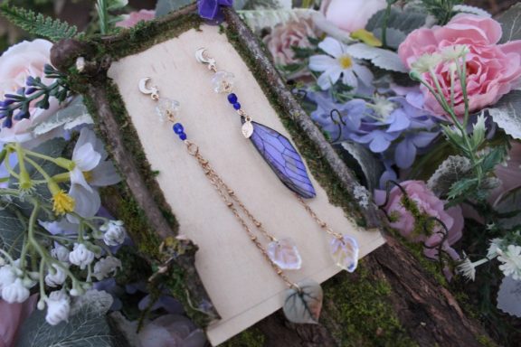 Boucles d'oreilles aile bleue violette avec perles, variante sur carte