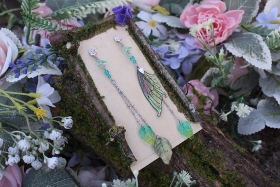 Boucles d'oreilles aile turquoise avec perles, presentees sur carte