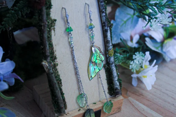 Boucles d'oreilles feuille verte avec perles, presentees sur presentoir bois
