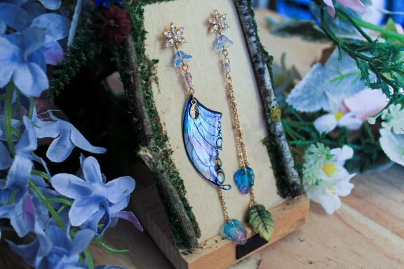 Boucles d'oreilles aile bleue avec puce etoile et perles