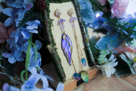 Boucles d'oreilles aile violette lilas avec perles et puce etoile