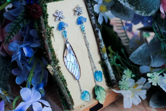Boucles d'oreilles aile bleue avec breloque feuille et puce gemme