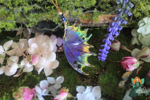 Pendentif aile de dragon violette bleue avec gemmes noires, gros plan
