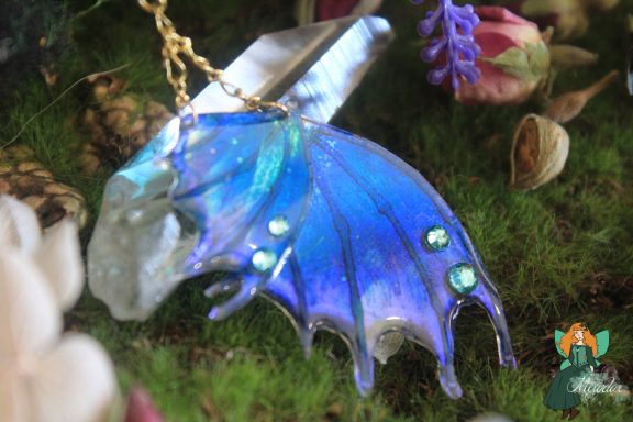 Pendentif aile de dragon bleue avec cristal et gemmes, vue entiere