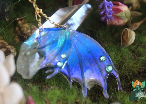 bijou féerique en forme d'ailes de fée ou de dragon, collab avec cassie art work echos et merveilles