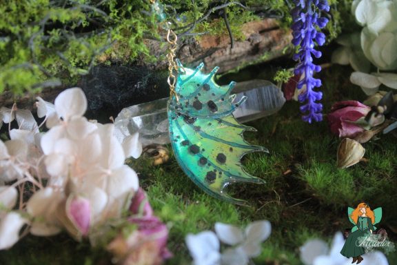 Pendentif aile de dragon turquoise verte avec breloque pointe de cristal