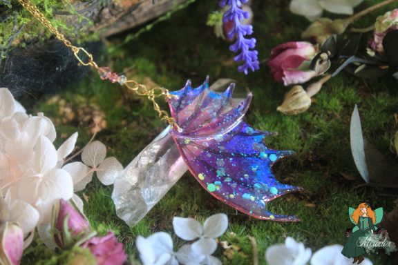 Pendentif aile de dragon rose violette avec breloque pointe de cristal
