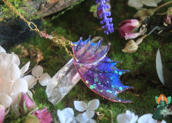 bijou féerique en forme d'ailes de fée ou de dragon, collab avec cassie art work echos et merveilles