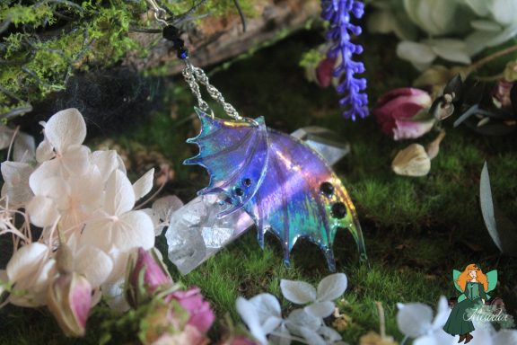 Pendentif aile de dragon violette avec breloque pointe de cristal